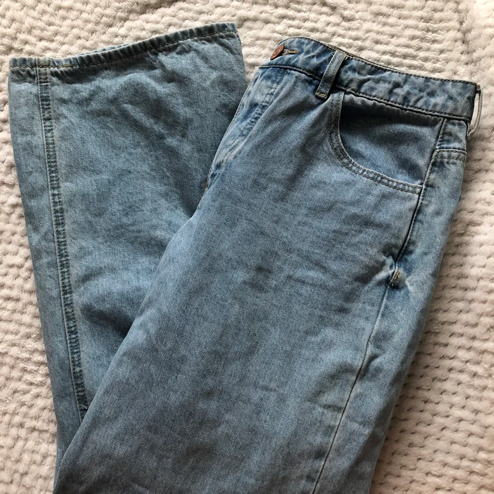 Vintagejeans, ljusblå, i stl 38 från denim 1953. Aldrig använda då de är lite för stora för mig.💕 Går att hämtas i Linköping eller skickas på posten (köparen står för frakt - 63kr) Skriv om du har frågor eller vill köpa byxorna🤍. Jeans & Byxor.