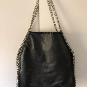 Enkel och stilig väska  - Väskan är enkel och stilig, går att styla till alla sorters outfits! Väskan är rymlig och går att stänga med dragkedja! Väskan har även små innerfack som är användbart till förvaring. 