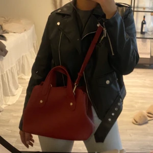 VÄSKA - Säljer min fina väska från Zara. Använd typ en, Max två gånger. Frakt tillkommer! 💕