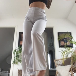 Snygga utsvänga ljusblå/vita byxor - Storlek S! Skitsnygga byxor som sitter bra och är sköna! 