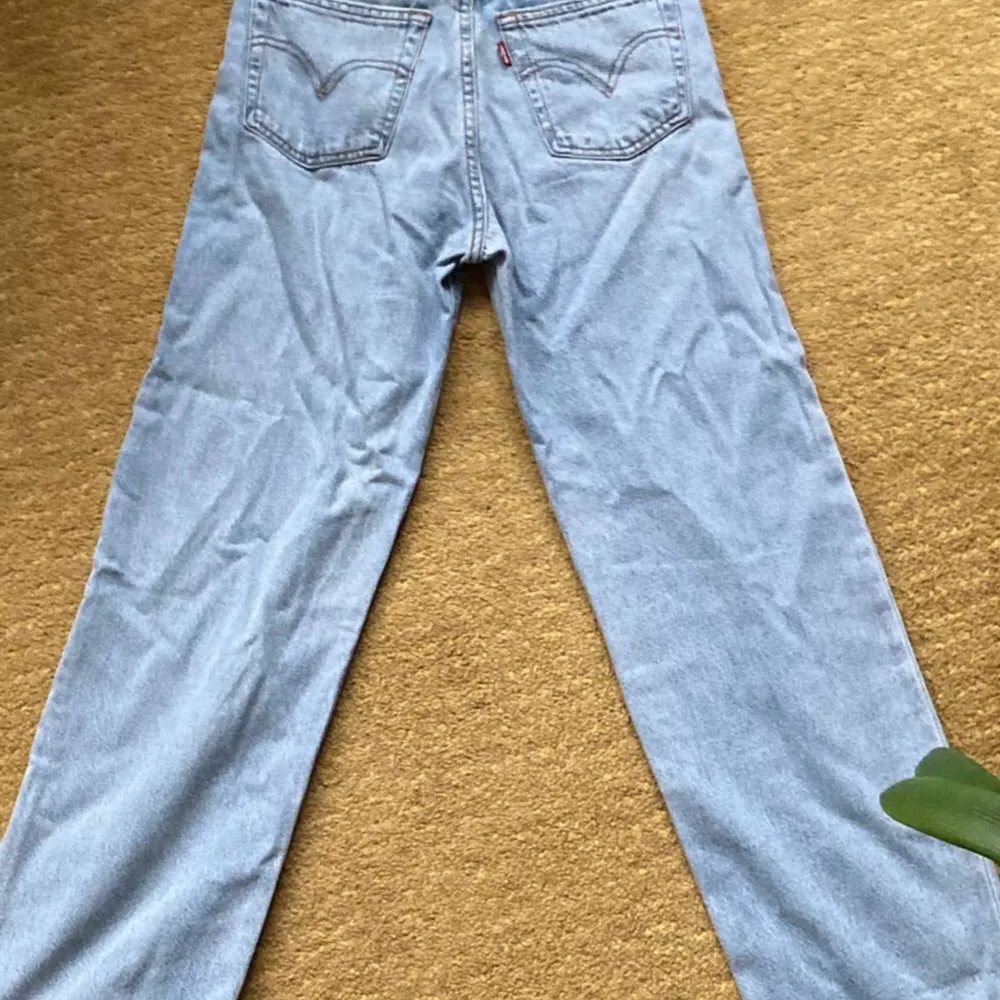 helt nya levis ripcage jeans, lappen kvar. ljusare färg och jättesnygga!! 25/32 eller 25/30 kommer inte ihåg🥰. Jeans & Byxor.