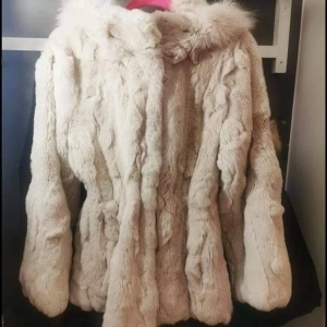 Äkta pälsjacka, Lewinsky 1886 - Väldigt luftig och går att ändra hur den sitter på (snöre man justerar inifrån) så skulle säga att man kan ha den allt från S-L. Inköpt för 6000:- och aldrig använd. 