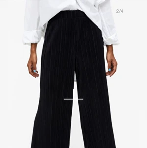 Vida byxor från monki - Säljer mina vida byxor från monki. Väldigt skönt och luftigt material och passar perfekt under sommaren. Finns ett litet hål i tyget och kan därefter gå ner ganska mycket i pris! Är osäker på om det är exakt dessa byxor som visade på bilden så skickar privat vid efterfrågan för bättre bilder!