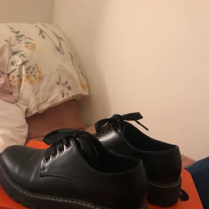 Svarta skor från (dinsko tror jag😅k) i storlek 40 - Skorna är helt oanvända och de är superfina. Köparen står för frakten