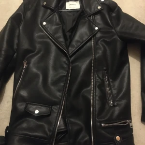 Skinjacka st s - Säljer den pågrund utav att jag inte använder den! Har använt den 2 gånger. Riktigt bra skick helt ny nästan!!