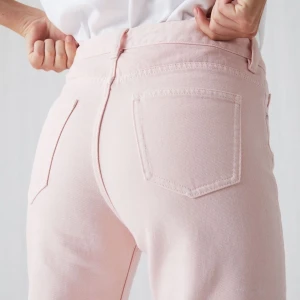 Arket jeans rosa - Pastell rosa jeans i straight modell storlek 25