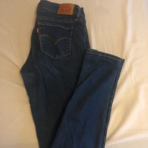 Levis jeans - Inte så använda, endast storlek 28. Dam, skit bra passform och fin färg!