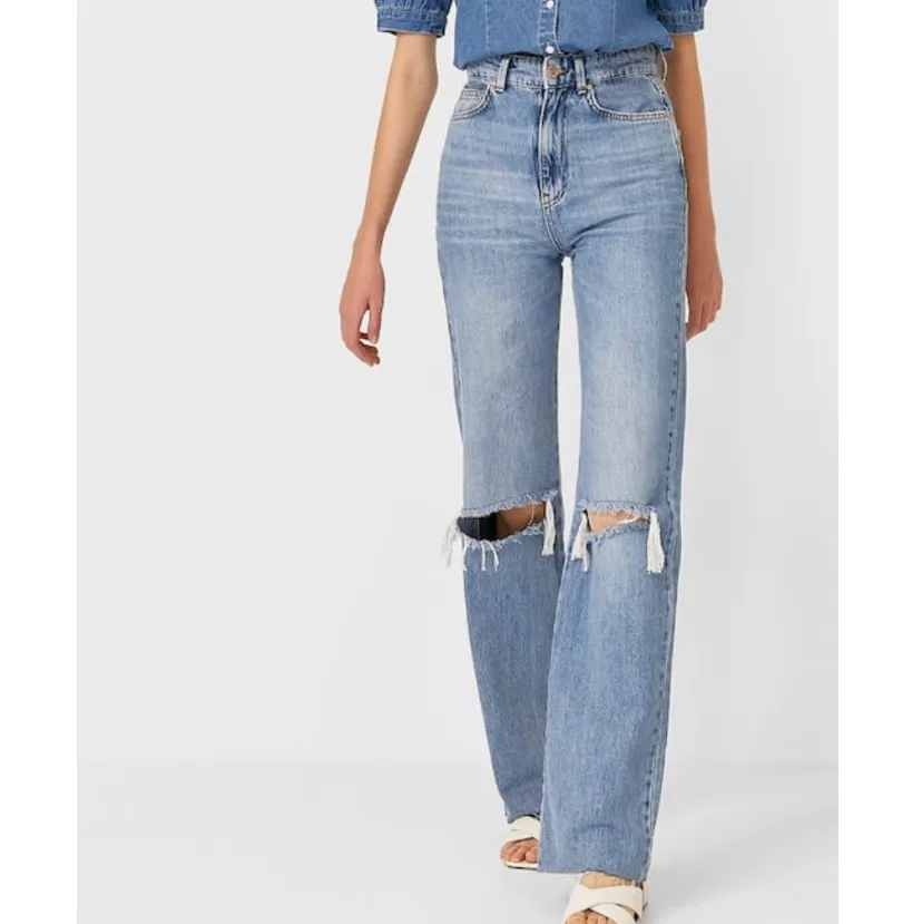 Fina jeans från stradivarius med slitningar, storlek 34. Endast testade med lappar kvar. . Jeans & Byxor.