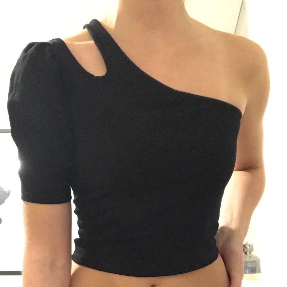 Superfin one-shoulder topp ifrån NA-KD! Använd endast en gång!!! Perfekt till fest eller om man vill vara lite fin!🤩🤩Storlek S men passar även XS och M!. Toppar.