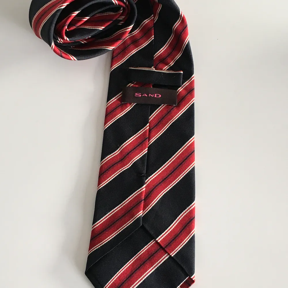 Elegant slipsen i100% silk. Från SAND. Ren och i toppskick. Som ny. Accessoarer.