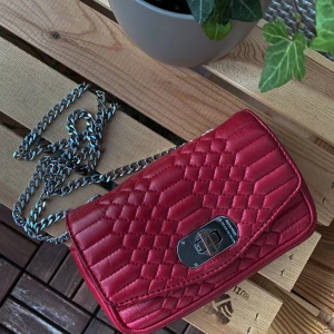 Zadig & Voltaire väska - ❗️Just nu finns min älskade Zadig väska på Tradera för endast 500kr❗️ (Köpt för 3500kr) Nyskick! Kopiera länken i safari för att se annonsen: https://www.tradera.com/item/420061869 