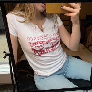Vintage Levi’s t-shirt - Jättemjuk och snygg Levi’s tröja med vintage tryck och detalj i kragen. Använd ett fåtal gånger så nyskick! Har samma men i mörkblå färg också (se andra annons)! Storlek XS men passar definitvt S och mindre M (har själv alltid S). Kan mötas i sthlm eller köpare står för frakt!❤️