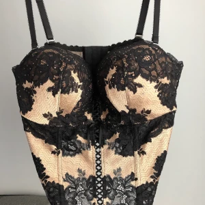 Victoria’s Secret Korsett - Jättefin korsett från Victoria’s Secret i strl. 36B (motsvarar 80B i europeisk strl.) Aldrig använd då den är för stor för mig, men lappen sitter tyvärr inte kvar. 200kr plus frakt, eller kan mötas upp någonstans i Stockholm.