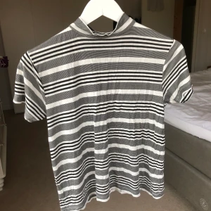 Turtleneck t-shirt från carlings -  Säljer denna kortärmade polotröja då den aldrig kommer till användning, nästan aldrig använd så verkligen i nyskick✨ köpt på carlings för minst 1 år sen, storlek xs men passar väldigt bra på en small också då den är både stretchig och oversize🥰