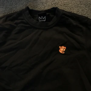 Hov1 sweatshirt  - svart collage / sweatshirt från hov1 merch. Jätte fin o skön! . Kan mötas upp i Stockholm annars är det + frakt på priset om inget annat sägs☺️