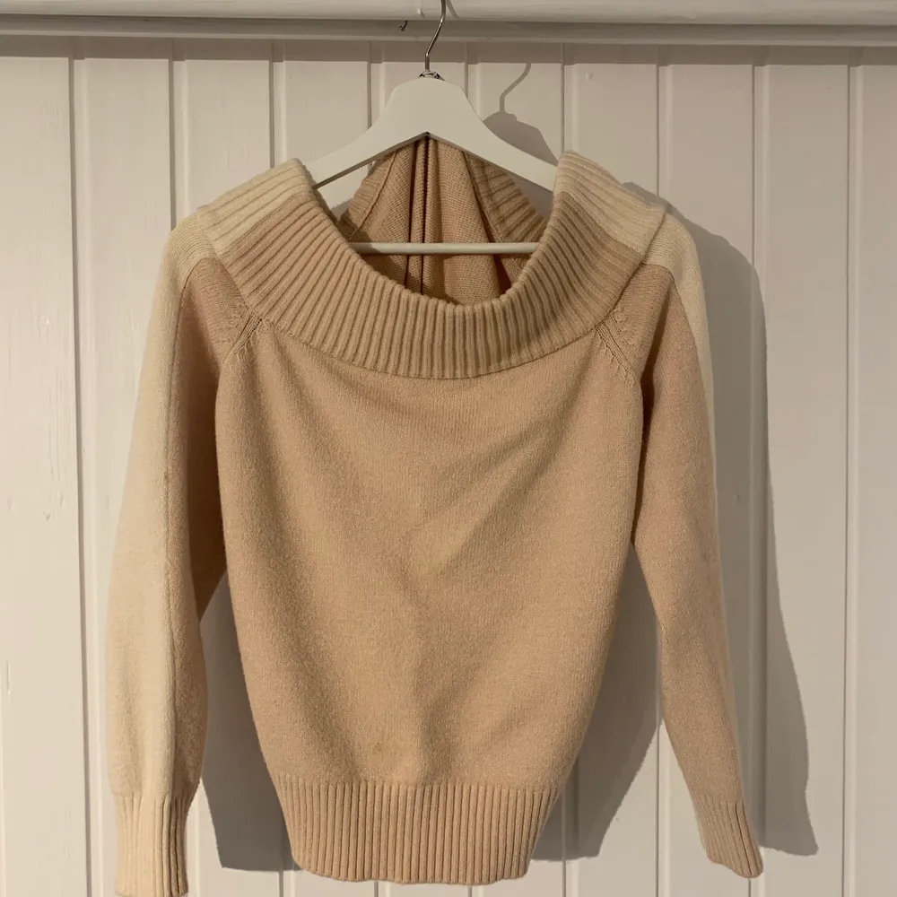 En stickad tröja från linn ahlborgs kollektion i som är ofg shoulder ❤️ Tröjan säljs för 80kr där köparen står för frakten på 63kr. Tröjor & Koftor.