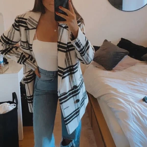 Rutig kappa  - Kommer från ASOS, köptes för 800kr. Använd fåtal gånger och ser ut som ny :) strl 38. Jag brukar använda 36 och den är LITE oversized på mig! 