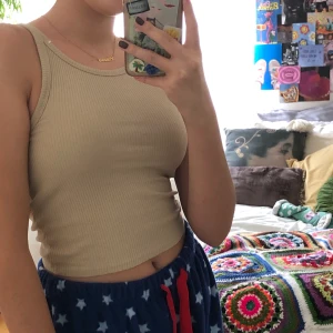 Beige linne - Säljer detta jättefina linne ifrån Gina Tricot! Använt ca 2 gånger så i väl skick🌞 