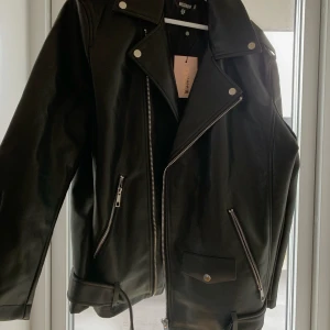 Skinnjacka från missguided - Helt oanvänd oversized skinnjacka ifrån missguided, säljer pga lite för stor på mig! Högsta bud ligger just nu på 570kr + frakt 