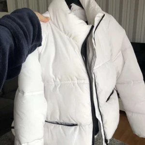 Vit puffjacka  - En vit puffjacka från hm, använt den en gång endast. 