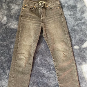 LEVIS JEANS - WEDGIE STRAIGHT - Skitsnygga mom jeans från Levi’s i storlek W27/L28 (är 161 och brukar ha 36). Säljer pga att dem inte kommer till användning mer! Frakt tillkommer. Hör av er om ni vill ha fler bilder/har några frågor❤️ Original pris : 799kr