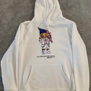 Polo bear hoodie  - Köpt på Johnells butik för 2500 Cond:9/10