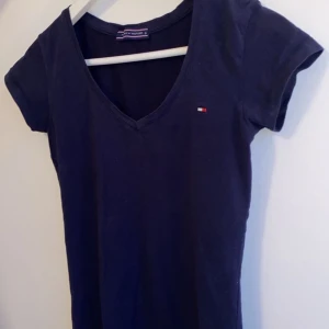 Tommy Hilfiger t-shirt   St: S - Marin blå t-shirt, tight fit, mycket bekväm. Knappt använd.