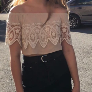 Off shoulder top - En jättefin Off shoulder top från bubba, säljer pga den är lite för kort för min smak😊✨ köparen står för frakten! 