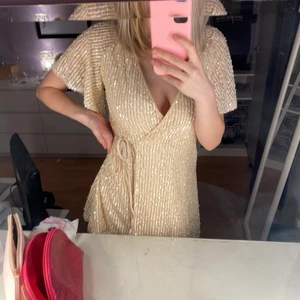 Superfin klänning från Zara - Superfin oanvänd paljett klänning från Zara! 