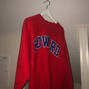 Röd sweatshirt  - Röd sweatshirt från betong retro. Knappt använd. Frakt tillkommer (den är inte så stor som de ser ut på bilden) 
