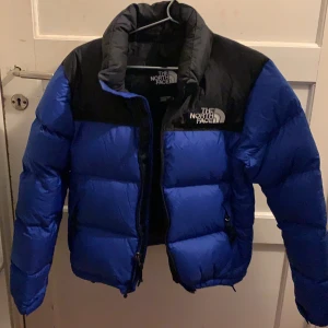 North Face puffer jacket - säljer min trendiga north face jacka. helt nytt skick, använd bara när provad. I storlek S men passar som M💗 Säljer pågrund av att den inte kommer till användning💗. Ordinarie pris 2 745 kr. buda i kommentarerna! Budgivningen slutar kl 19 ikväll!