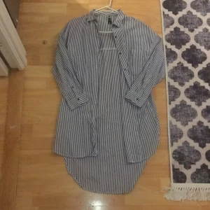 Storlek 34 - Använda 1 gång . Den kan användas som klänning eller som skjorta.