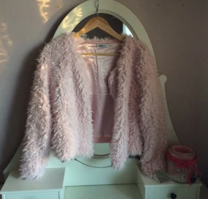  - Rosa fluffig jacka med dragkedja. Nyskick då den är oanvänd.
