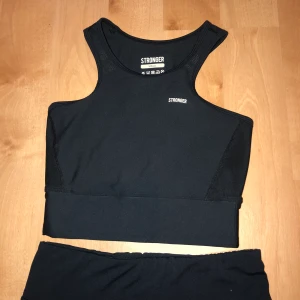 Stronger träningstopp nyskick - Säljer en träningstopp från Stronger i NYSKICK!! Matchande träningstights finns i annan annons (paketpris isåfall!) 🥰 Köparen står för frakt