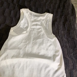 Trönings tshirt - Vitt linne från Nike med en slit i sidan