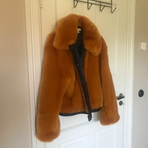 Fuskpälsjacka  - Säljer en oanvänd fuskpälsjacka från H&M i storlek 44. Frakt tillkommer🤠