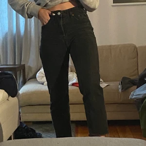 Svarta Zara Jeans - Säljer dessa svarta Zara jeans då de är lite korta för min smak. Annars jätte sköna och bra till allt! Jag är 164 och detta är storlek 36! Säljer för 200.