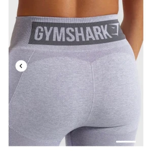 Gymshark tights - Säljer mina gymshark flex tights i strl M. Använda få gånger varsamt så de är felfria. Slutsålda på hemsidan, nypriset är 600 men kan självklart gå ner vid snabb affär.