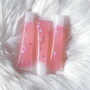 Lipgloss  - Lipgloss 15ml, 40kr/st. CHERRY SMAK, Innehåller cocosolja, E vitamin och smak olja. Frakt 15kr. Är återfuktade, mjuka görande och ge ett glansig effekt. 