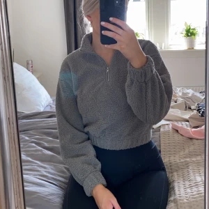 Mysig kofta🥰 - Mysig kofta från ginatricot!!! Storlek xs i denna och i en sååå fin grön färg!! Använd 1 gång då den är lite för liten på mig i min smak. Säljer för 130 kr inkl frakten! 💚