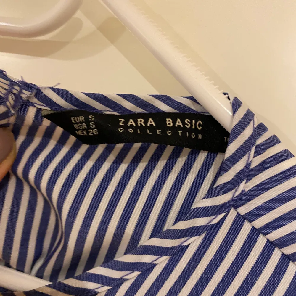 Blus från zara med fina detaljer. Storlek small. Myclet fint skick.. Blusar.