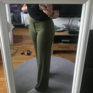 38 - Oanvända, gröna kostymbyxor (bara testade på) från bikbok, fint skick (nytt pris 299 säljs för 150)