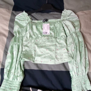 Blus - Lite små bruna sträckar på blusen men de kan tvättas bort