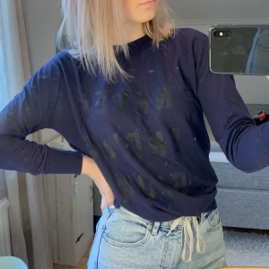 ginatricot - tröja från ginatricot med tryck, köptes för ca 3 år sen och passar en xs, lite nopprig men jättebekväm😊😊