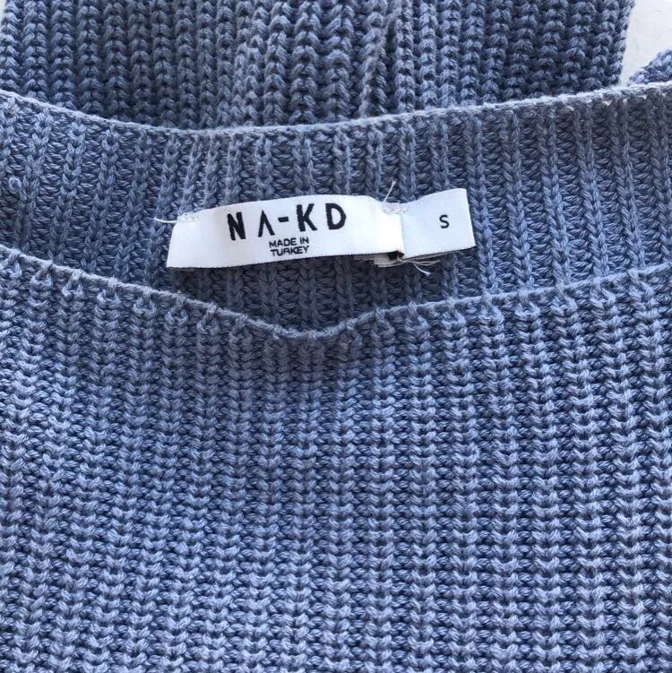 Säljer denna fina blå stickade tröjan från NA KD, för att jag knappt använder den. Så den är i bra skick och ser helt ny ut. Köpte denna för 299kr säljer för 80kr (+60kr frakt) 💕. Tröjor & Koftor.