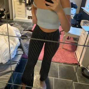 Randiga fina byxor  - Passar för mej som har S men det är st xs. Säljer nu mina fina randiga byxor från Gina tricot för dem ej kommer till användning längre!! 