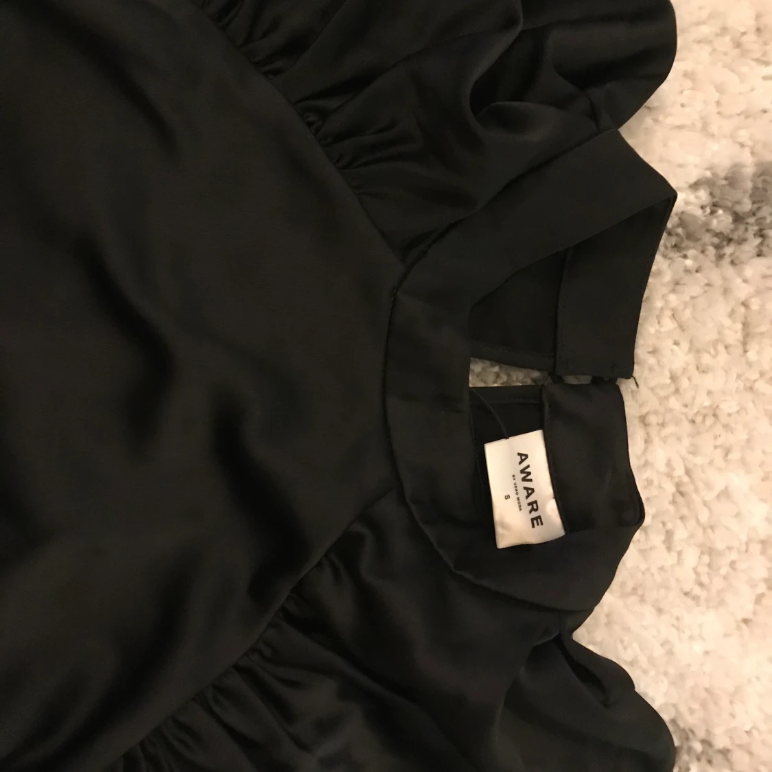 Silkesaktig topp/blus med puffärmar - 90