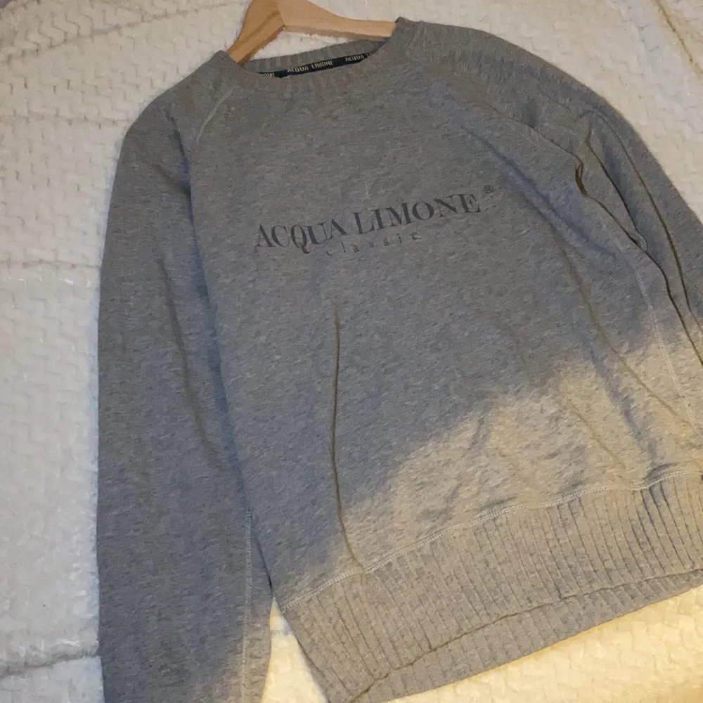 Säljer min Acqua Limone sweatshirt sorlek S eftersom att den aldrig kommer till användning. . Tröjor & Koftor.