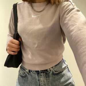 Rosa sweatshirt - En ljusrosa grops sweatshirt från Nike med öppen rygg. Strl XS men passar också mig som är S. Använd men bra skick! Kan mötas i slussen eller så tillkommer frakt :). SENASTE BUD: 210+frakt