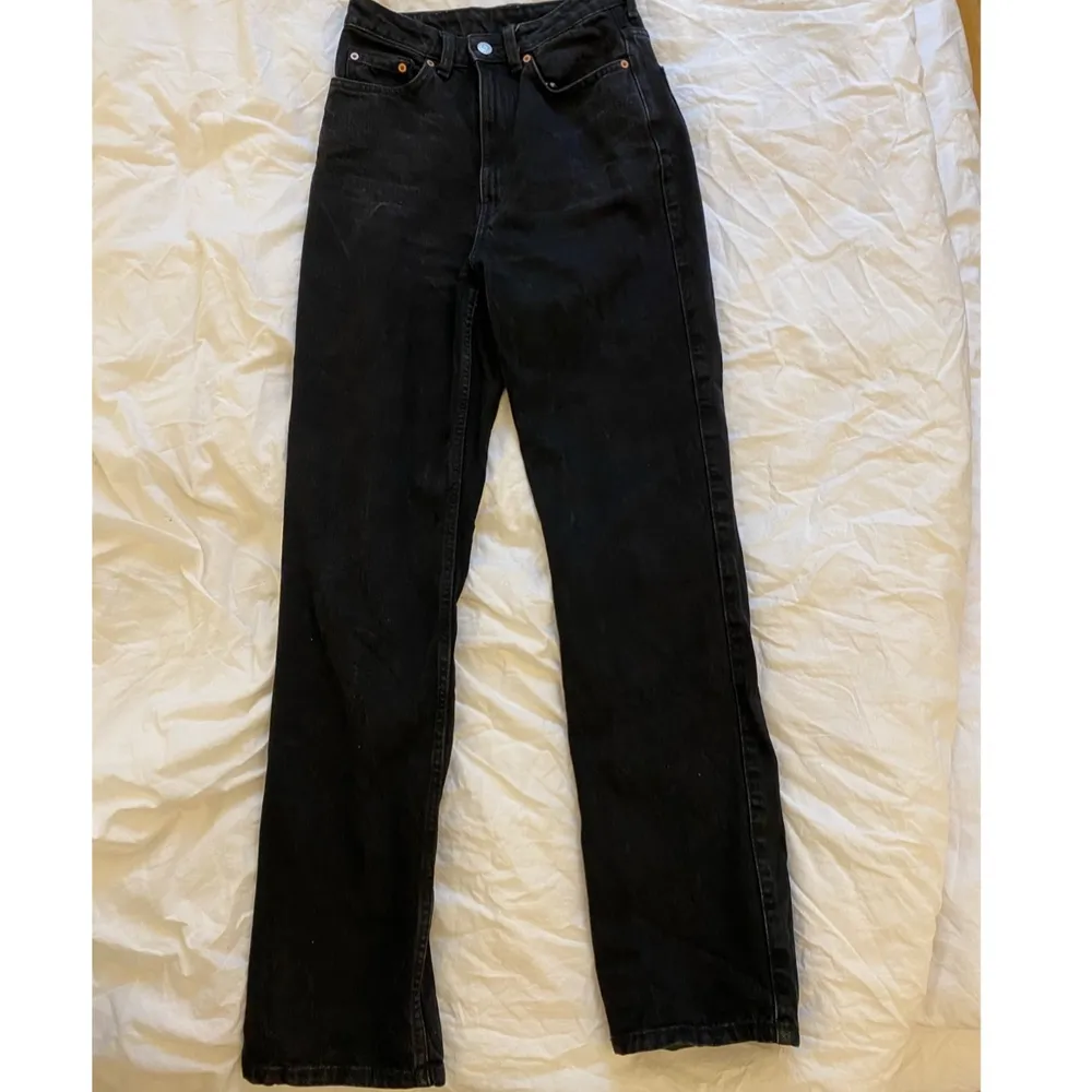 Jeans i modellen rowe från weekday i storlek W:26 L:32. Hänvisar till weekdays hemsida för bilder med dem på🖤🖤. Jeans & Byxor.